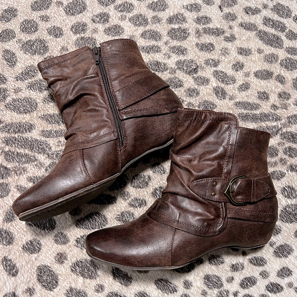 NEW BareTraps Steena Wedge Booties 🐻
